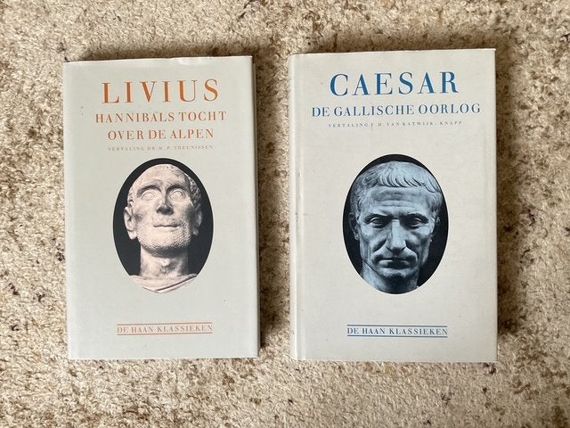 2 oude  Klassieken  Caesar en Livius., Boeken, Ophalen of Verzenden, Gelezen, Nederland