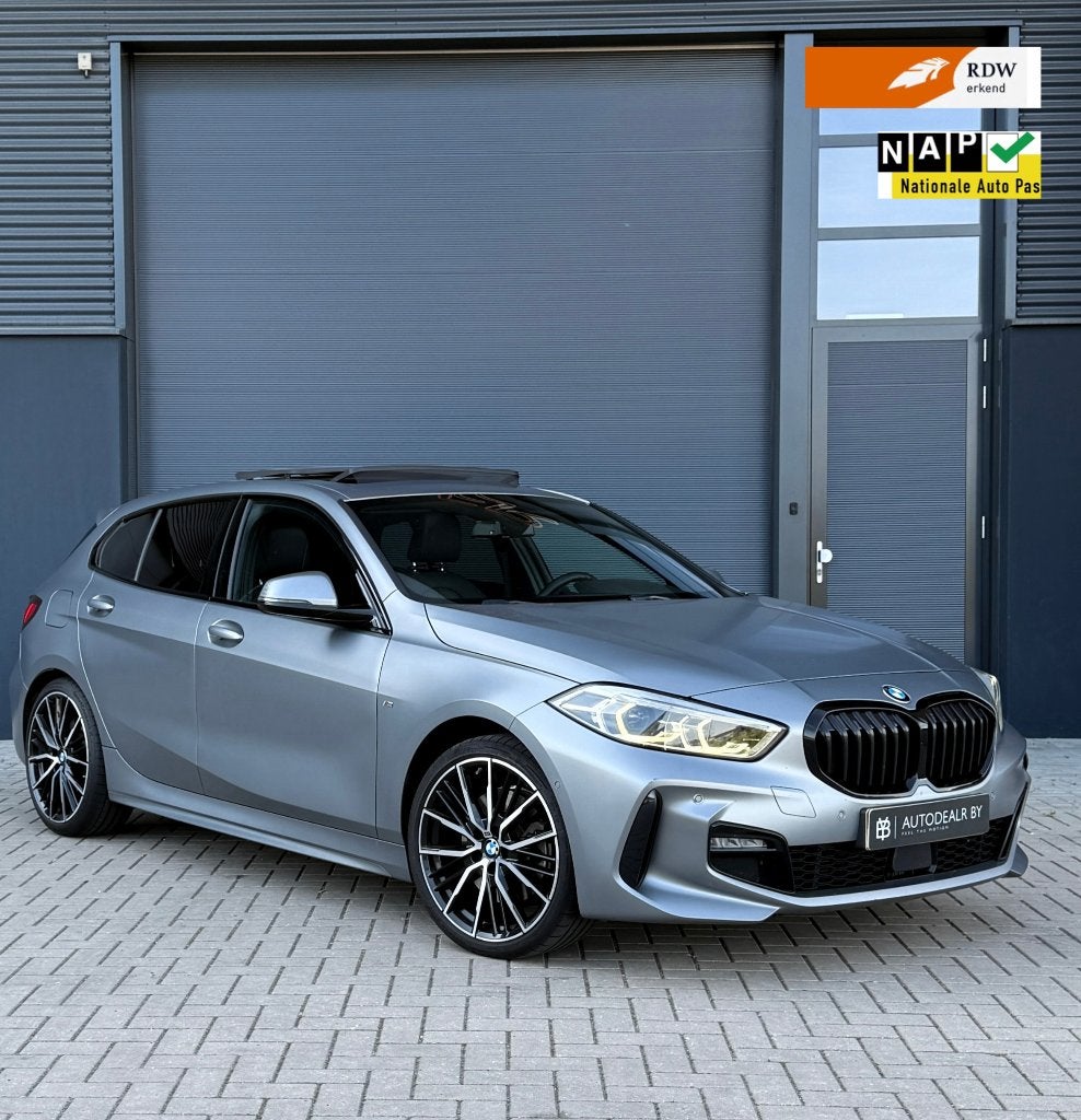 BMW 1-Serie 120i M Sport/Indiv Mat/Sfeer/Pano/Leder/1 Eig/DO, Auto's, 1998 cc, 4 cilinders, Parkeerassistent, Zilver of Grijs