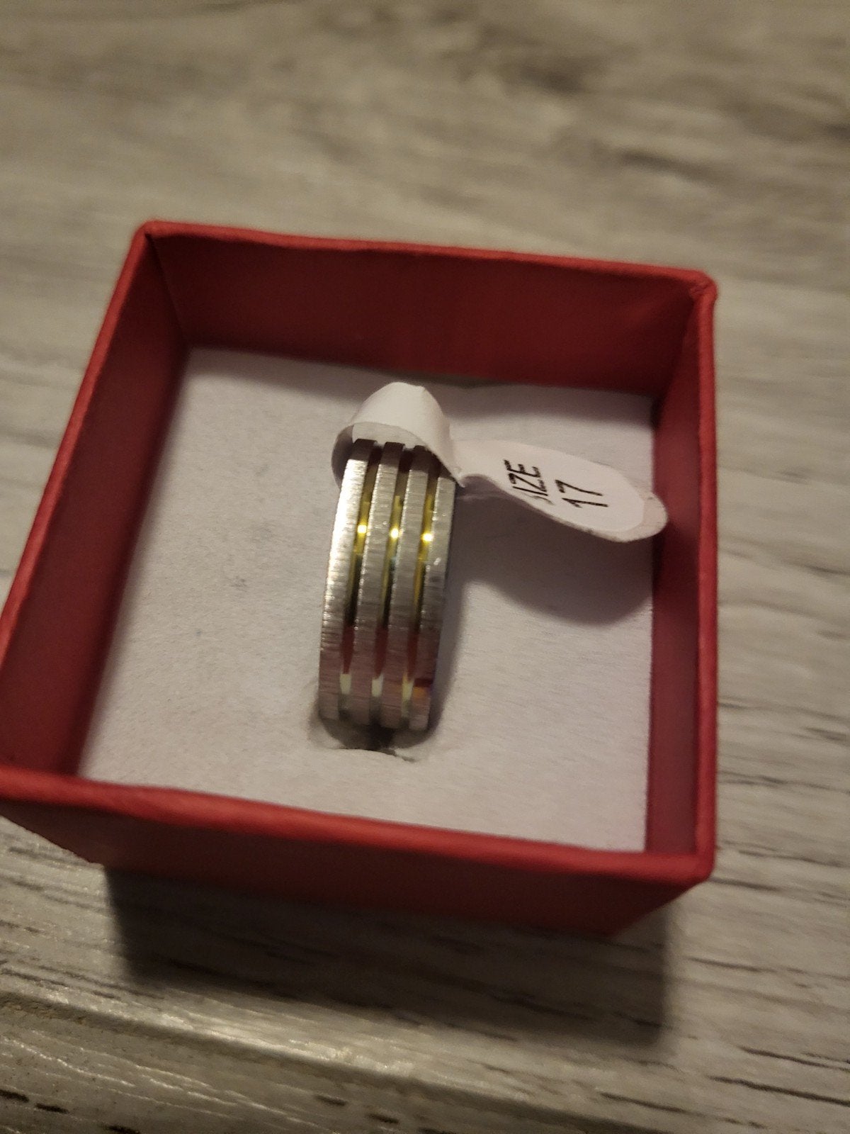 Nieuwe ring, maat 17, zilverkleurig met gouden accenten, Overige materialen, Nieuw, Ophalen of Verzenden, 17 tot 18