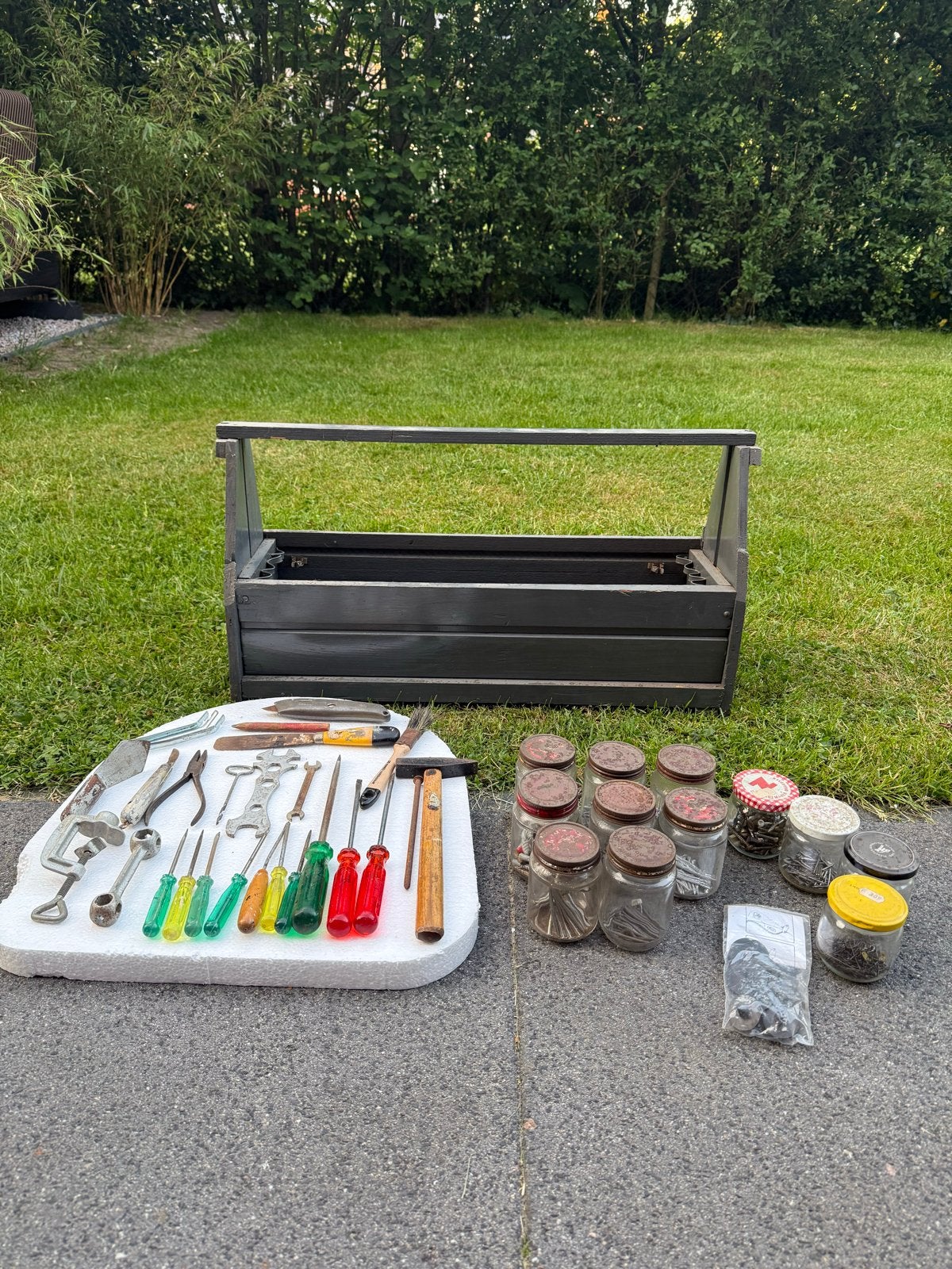 Gereedschapskist met diverse gereedschappen en potjes, Antiek en Kunst, Antiek | Gereedschap en Instrumenten, Ophalen