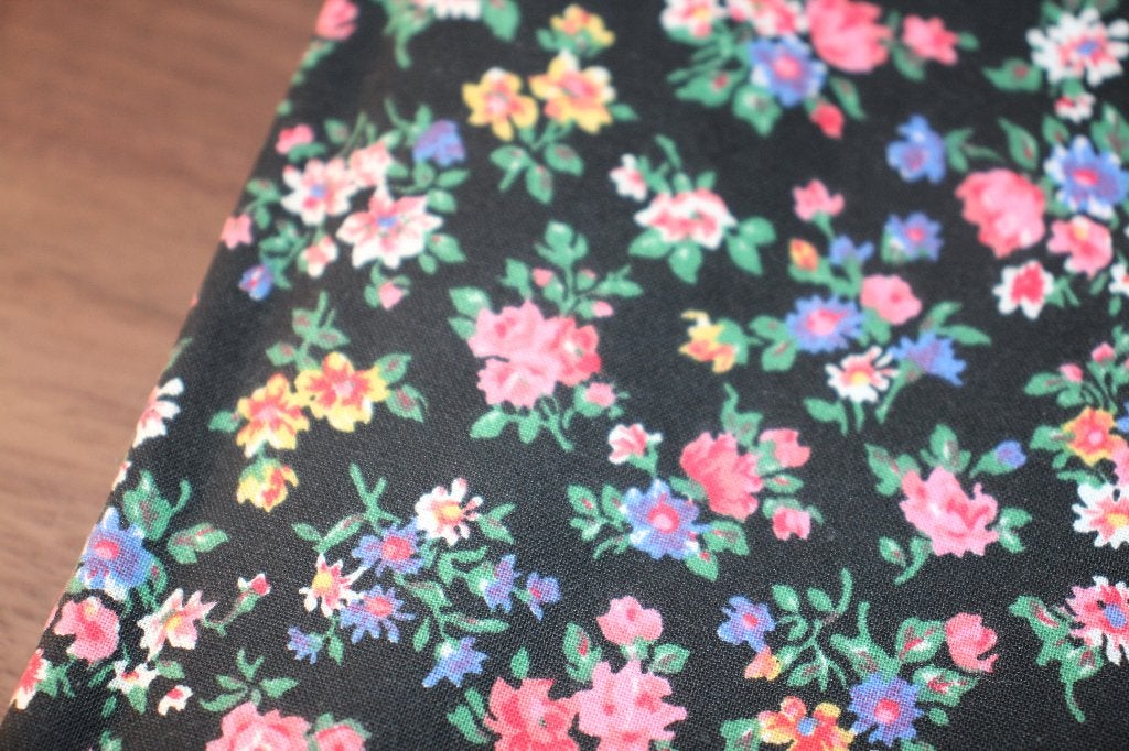 Coupon 100% katoen stof - zwart gekleurde bloemen stof #4143, Zwart, Nieuw, Ophalen of Verzenden, 30 tot 120 cm