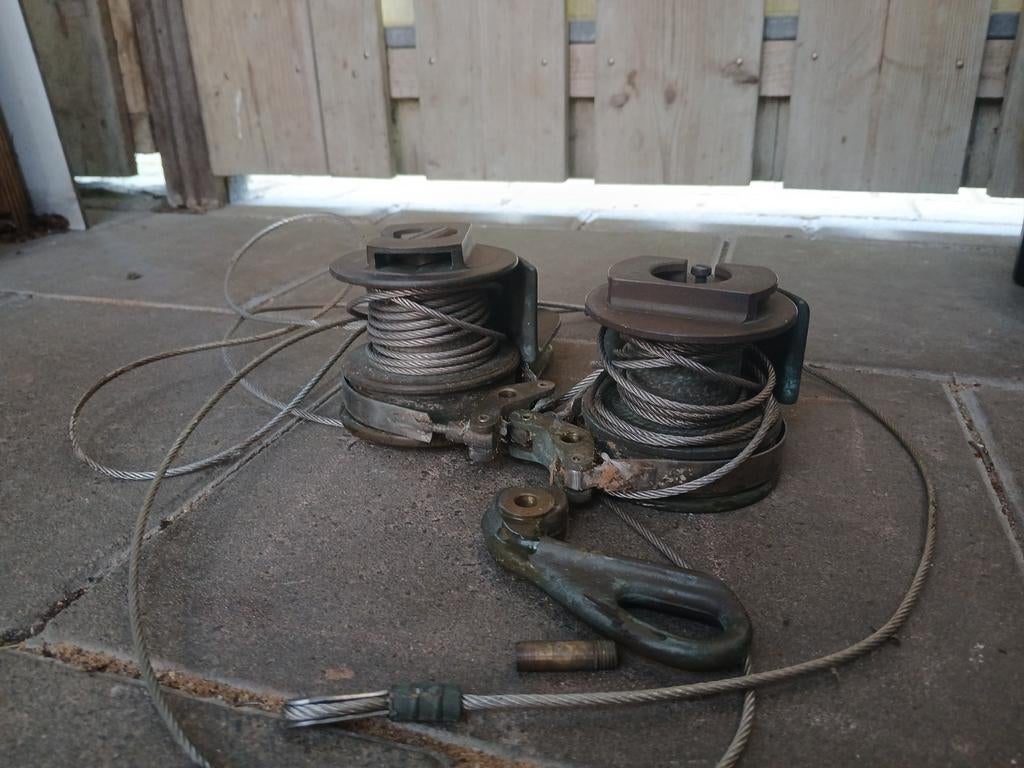 Bronzen lieren voor zeeschouw (1 incompleet), Ophalen