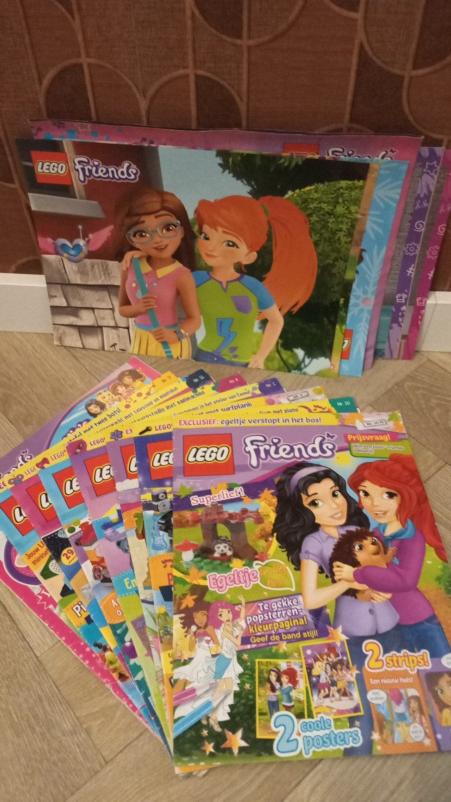8 lego friends tijdschriften + stapeltje poster. Meer strips, Meerdere stripboeken, Ophalen of Verzenden, Gelezen, Donald Duck
