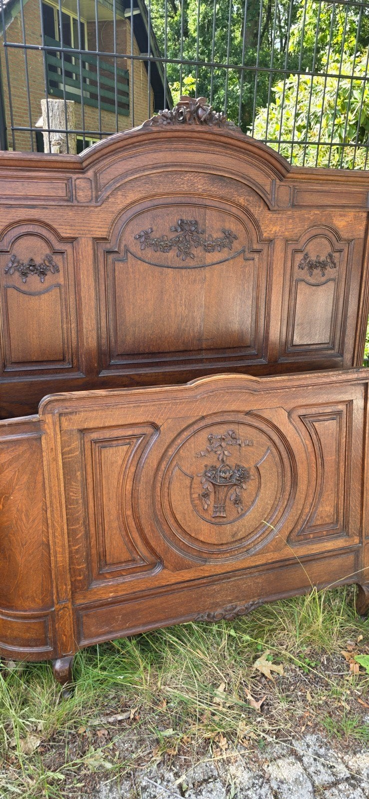 Antiek bed met veel snijwerk - Kasteel logeerkamer, Ophalen