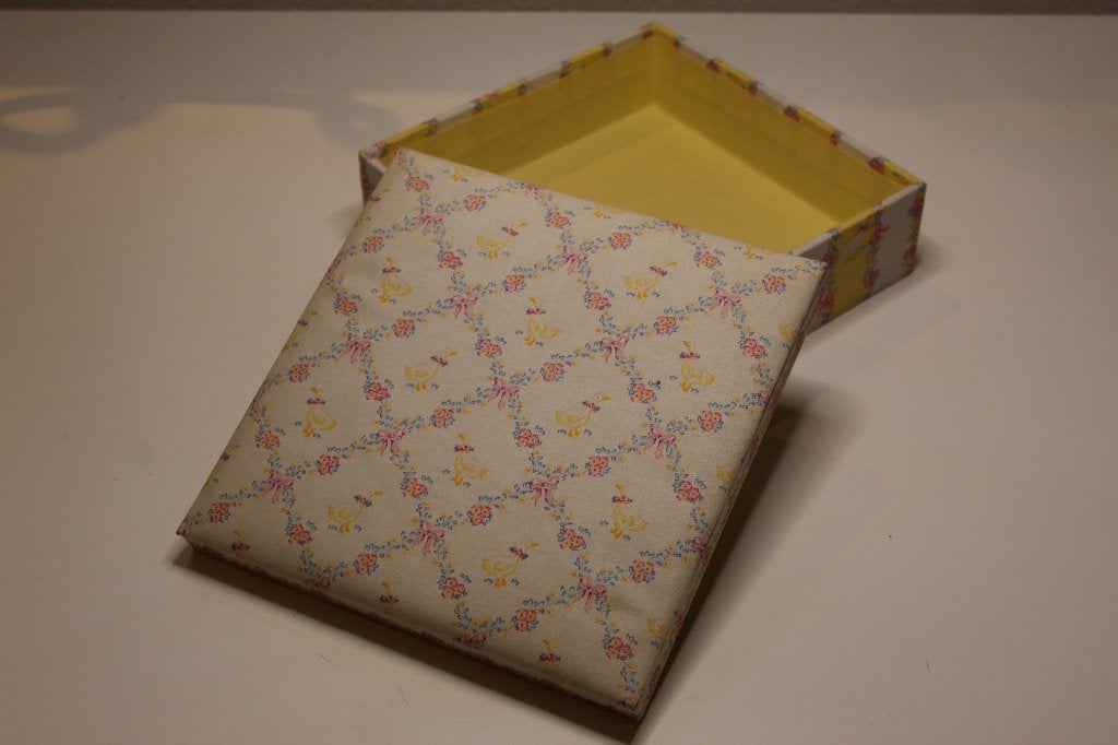 Snuisterijendoos , vintage sieradendoos met stof, Sieraden, Tassen en Uiterlijk, Beautycases, Ophalen of Verzenden, Gebruikt, Geel