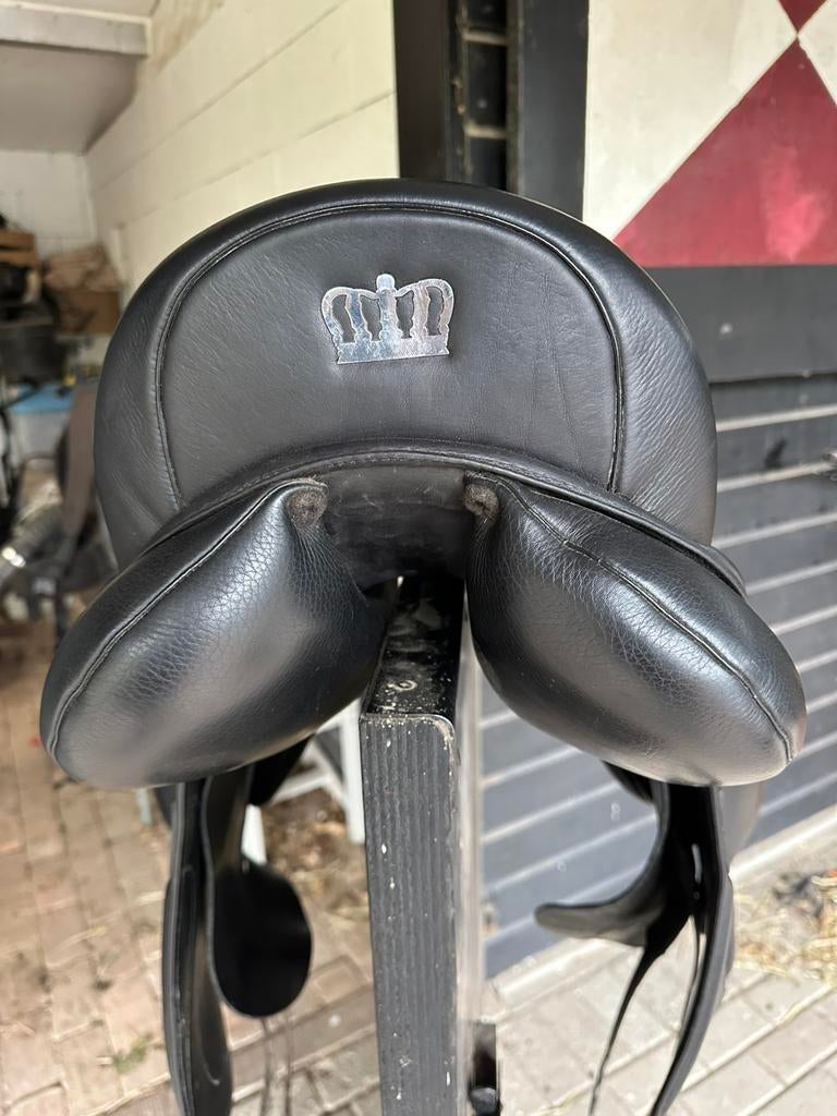 Kingsley D4 dressuurzadel 18 inch, Dieren en Toebehoren, Paarden en Pony's | Zadels, Ophalen of Verzenden, Zo goed als nieuw, Dressuur