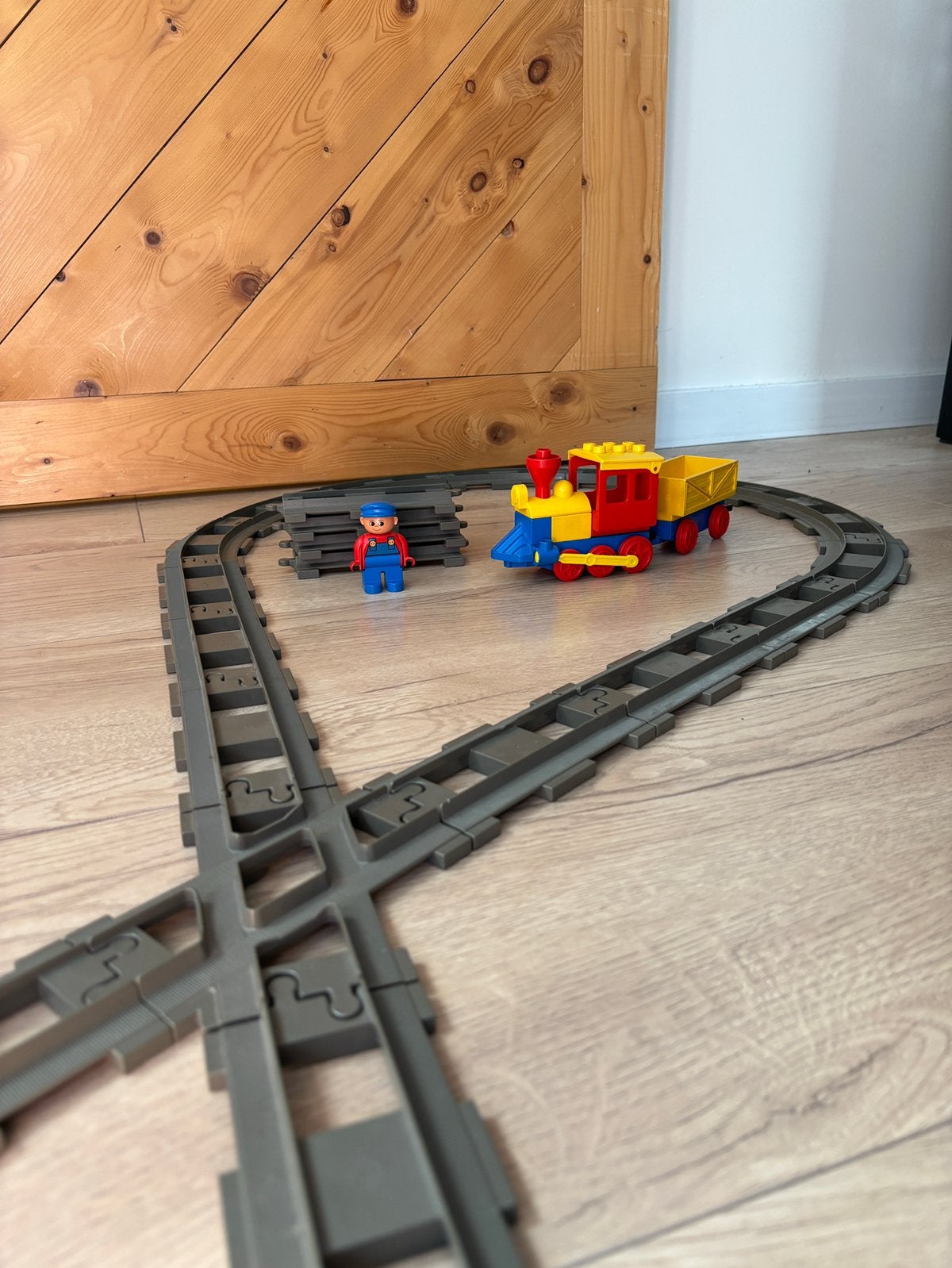 LEGO DUPLO trein met locomotief, wagon,machinist en 33 rails, Gebruikt, Overige thema's, Inclusief minifiguren, Ophalen of Verzenden