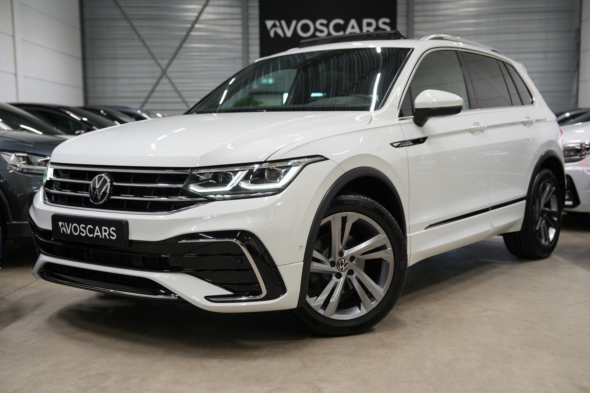Volkswagen Tiguan 1.5 TSI R-Line * Trekhaak - Pano - Leder -, Dealer onderhouden, 15 km/l, 4 cilinders, SUV of Terreinwagen