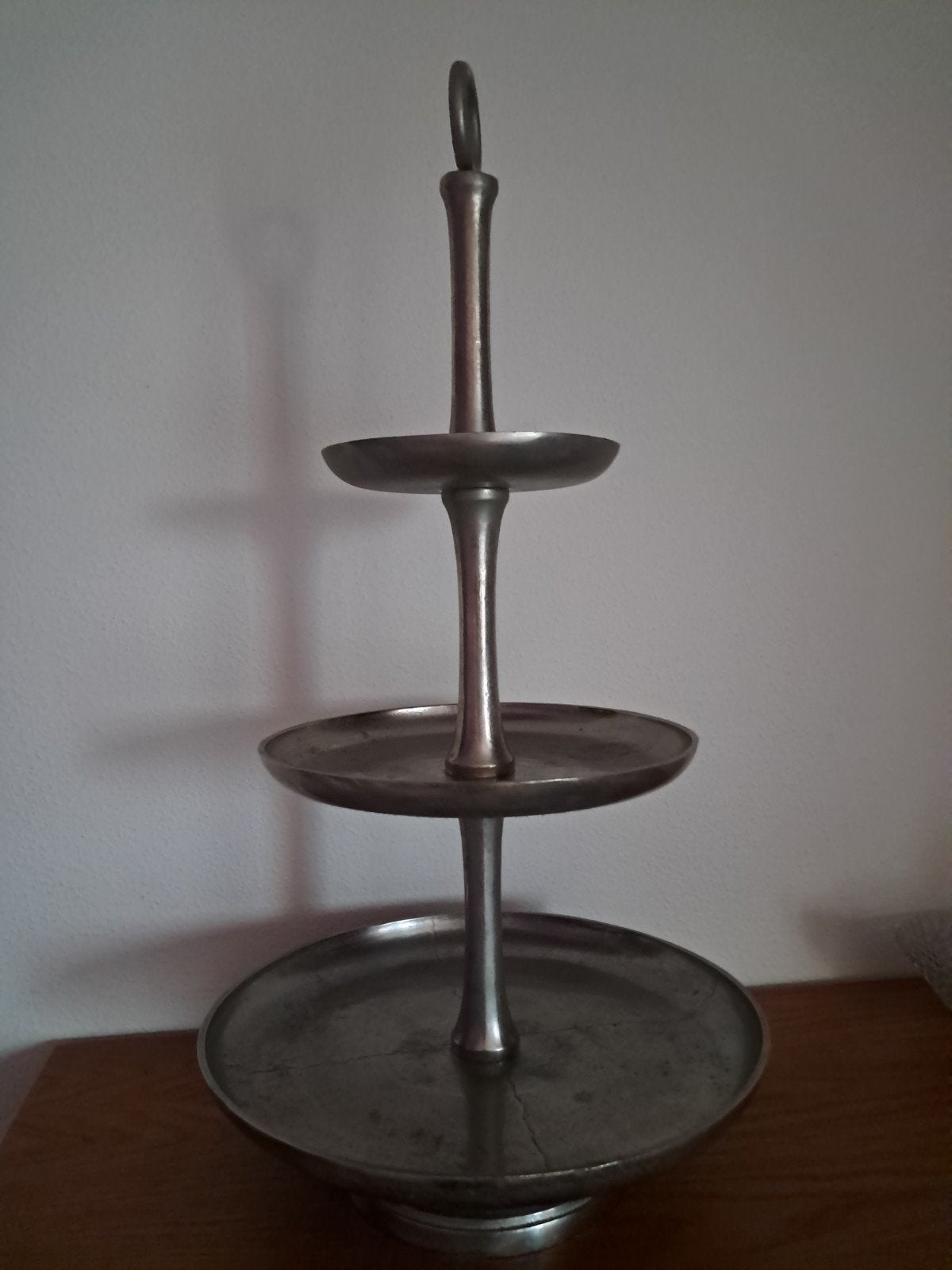 Pragtige zilverkleurige, drielaagse metalen etagère., Huis en Inrichting, Demontabel, Etagère, Metaal, Ophalen of Verzenden