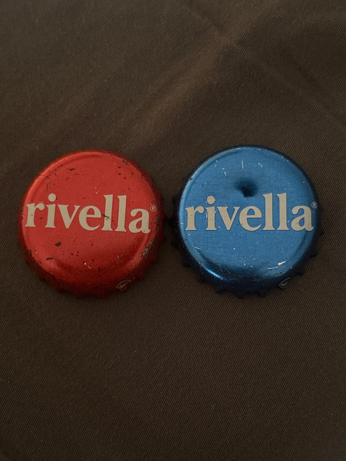 Rivella Kroonkurken - Rood en Blauw (2 stuks), Ophalen of Verzenden, Gebruikt