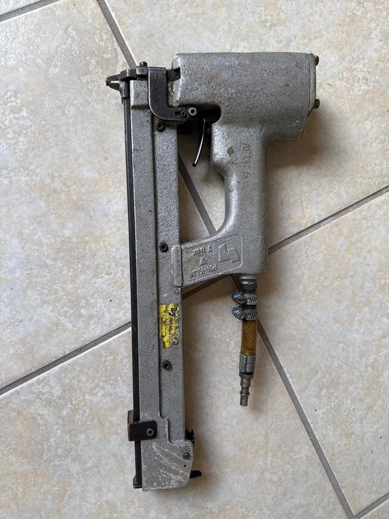 Gebruikt tacker / spijkerpistool, perslucht, Doe-het-zelf en Verbouw, Schildersmaterialen, Gebruikt, Ophalen