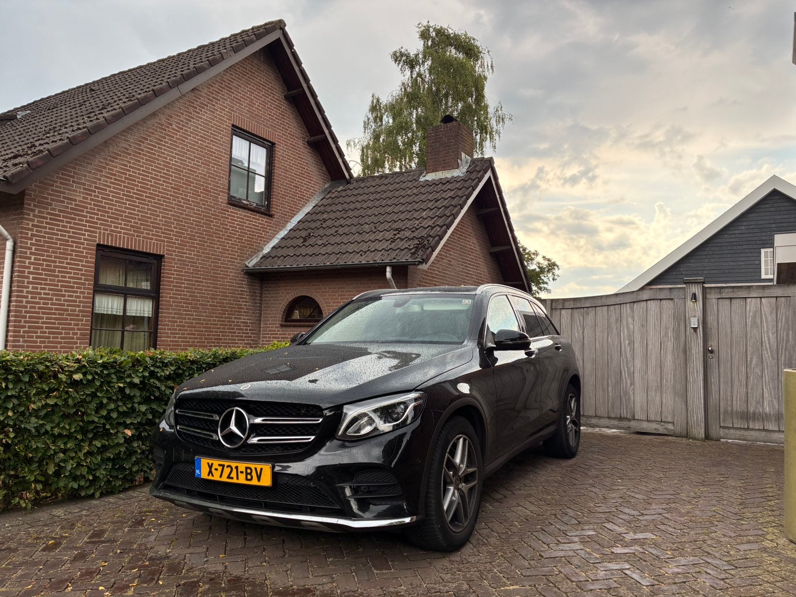 Mercedes-Benz GLC 250 4MATIC AMG carplay dealer onderhouden, Auto's, Automaat, 15 km/l, Zwart, 4 cilinders
