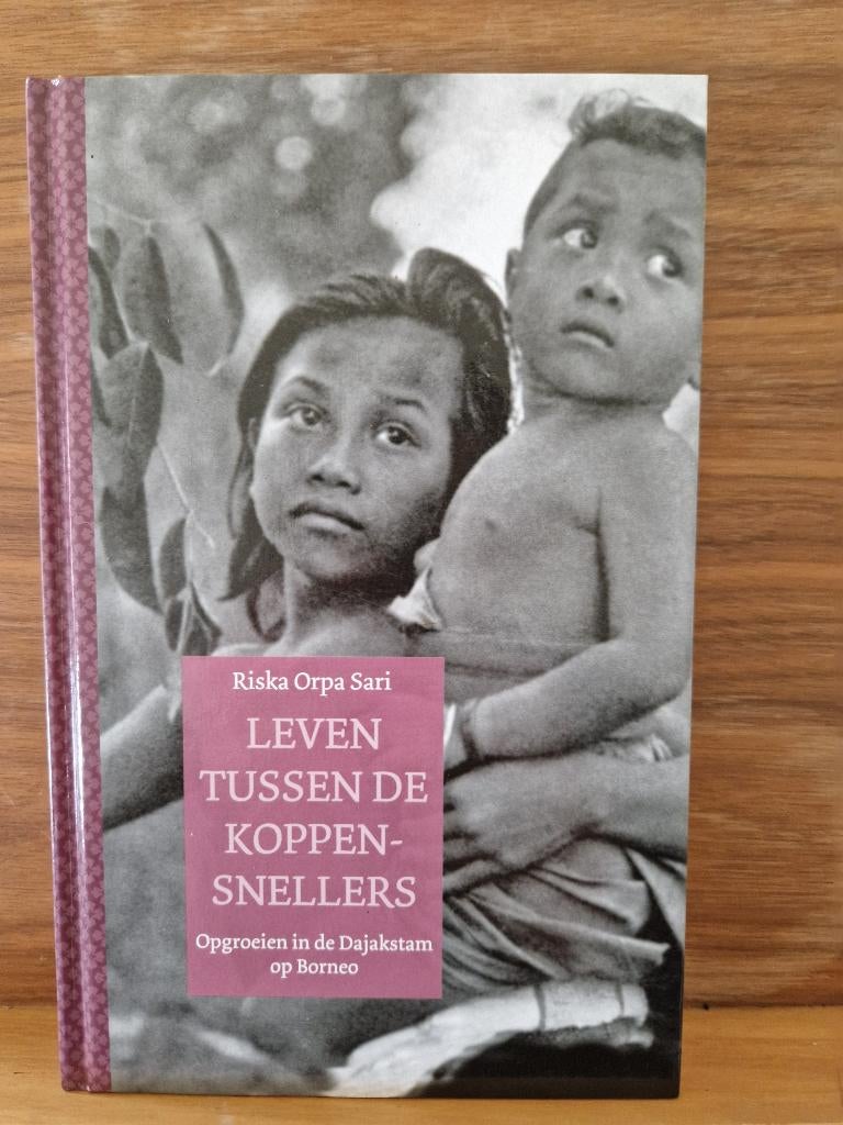Leven tussen de koppensnellers - Riska Orpa Sari, Ophalen of Verzenden, Zo goed als nieuw, Riska Orpa Sari