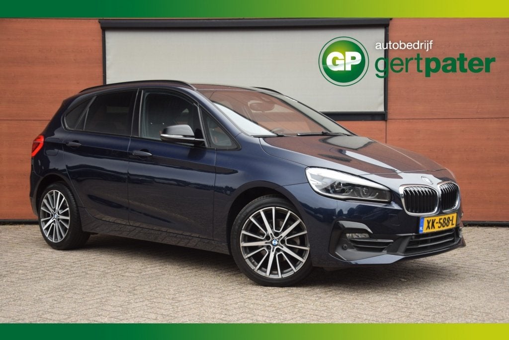 BMW 2 Serie Active Tourer 218i Sportline Trekhaak/Shadowline, Auto's, BMW, Gebruikt, Blauw, Leder en Stof, Origineel Nederlands