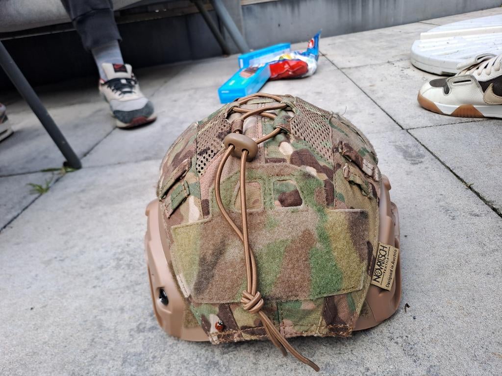 Fast helmet met helmet cover Brand New!, Ophalen of Verzenden, Landmacht, Nederland