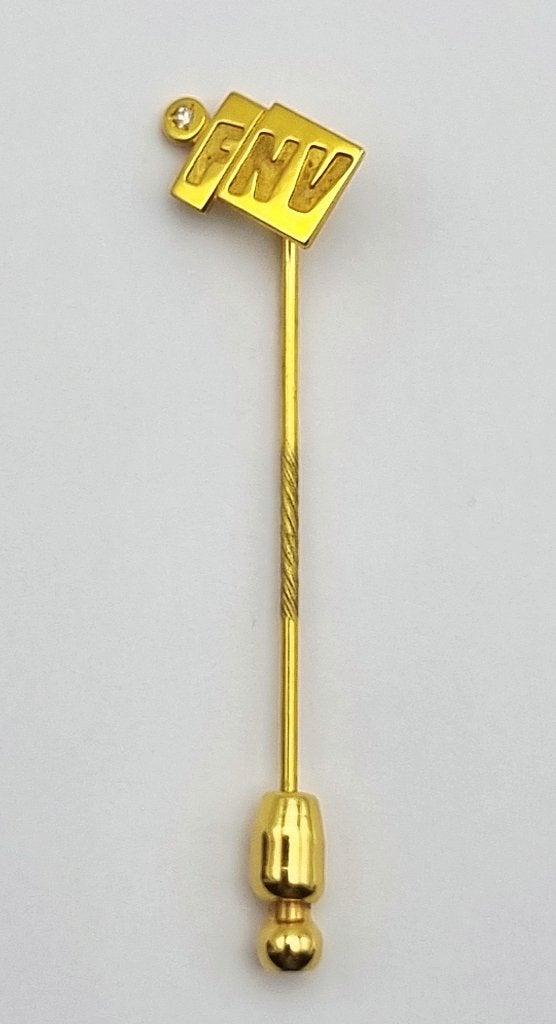 Gouden 14-karaats FNV speld met diamant vlag met letters FNV, Ophalen, 4 tot 7 cm, Zo goed als nieuw, Met edelsteen
