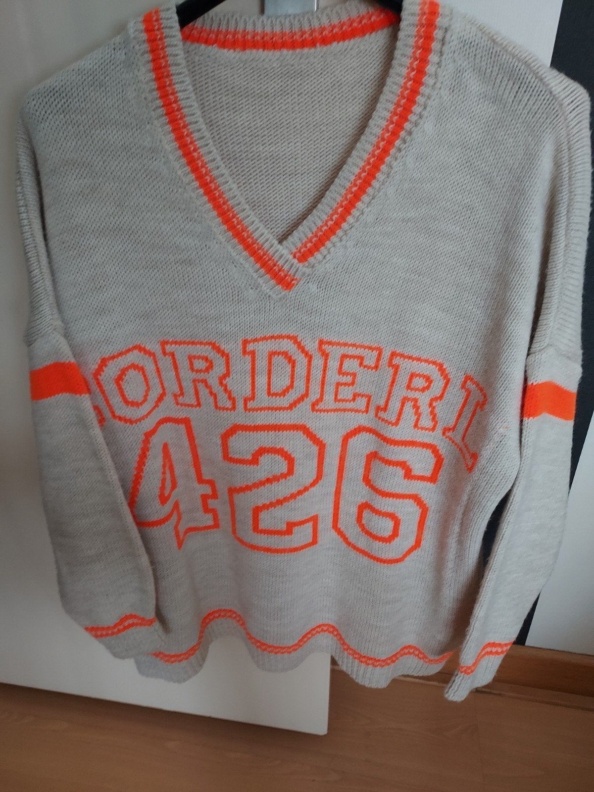 Beige trui met neon oranje opdruk en V-hals, Kleding | Dames, Beige, Maat 42/44 (L), Ophalen of Verzenden, Onbekend