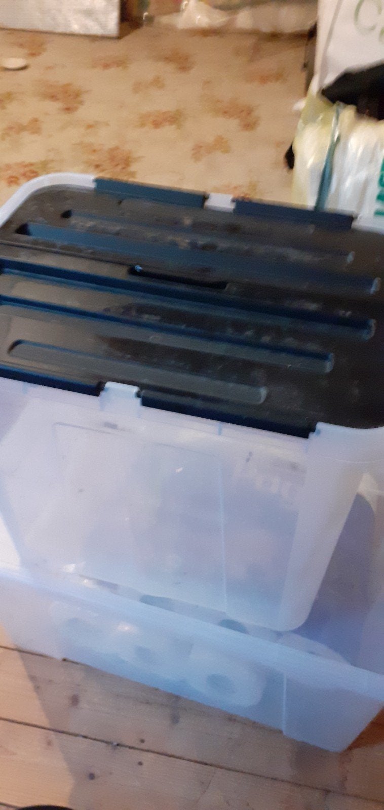 2 Grote plastic opbergbakken met deksel, Doe-het-zelf en Verbouw, Ophalen, Gebruikt, 40 tot 60 cm, 50 tot 75 cm