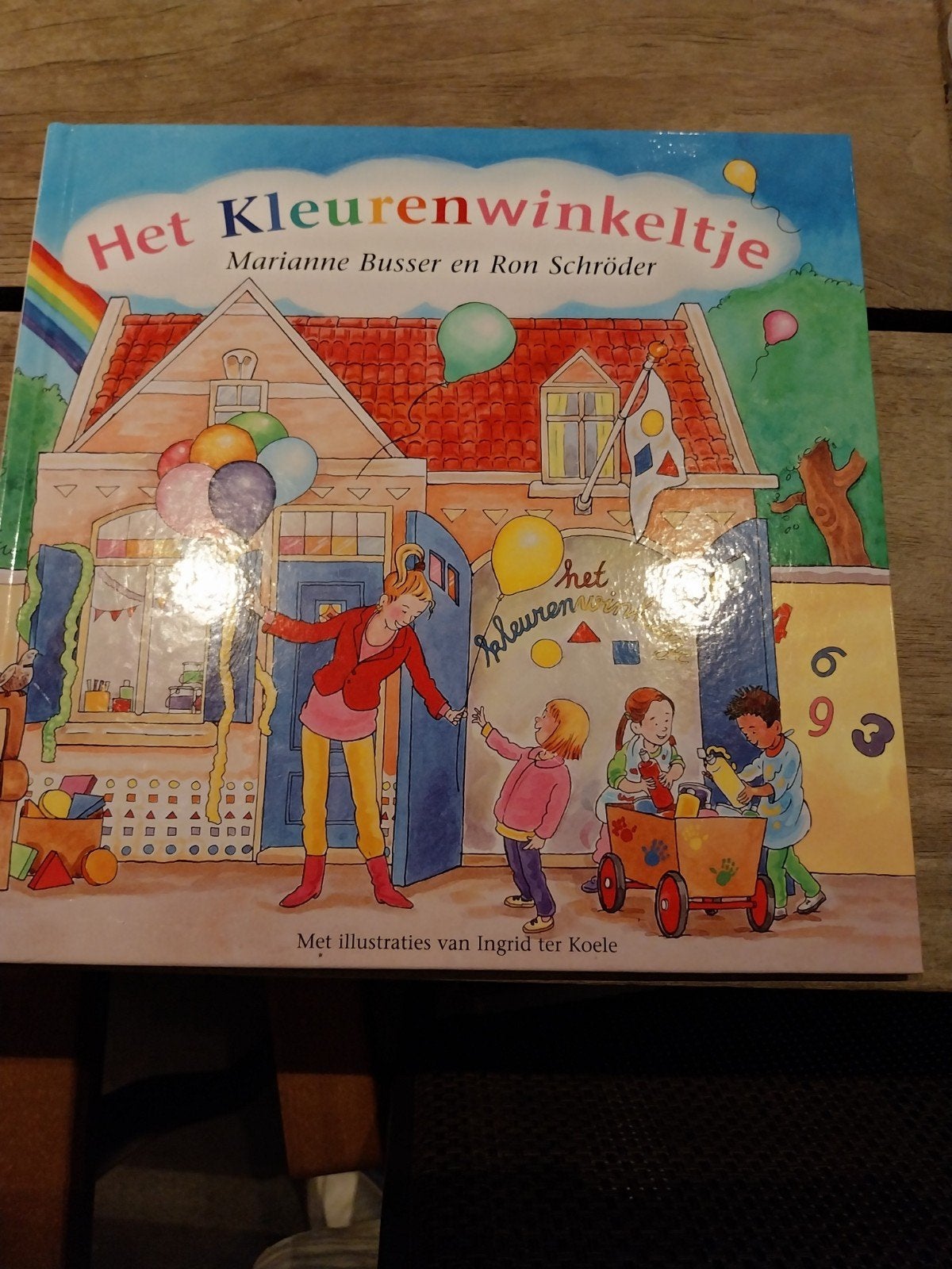HET KLEURENWINKELTJE  Marianne Busser en Ron Schröder, Ophalen, Zo goed als nieuw, 3 tot 4 jaar