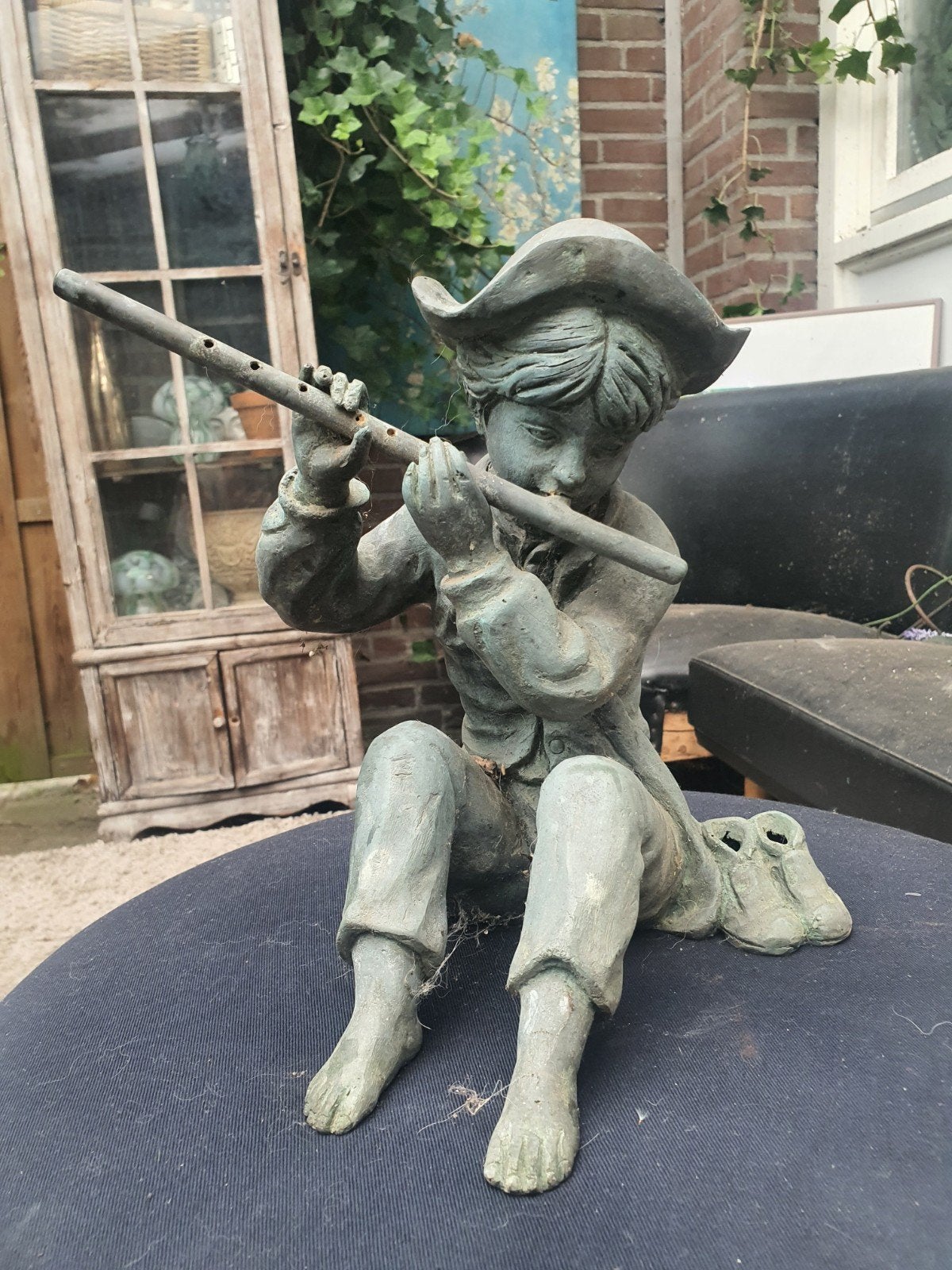 Gietijzer  beeldje fluitspelende jongen met waterornament, Ophalen of Verzenden