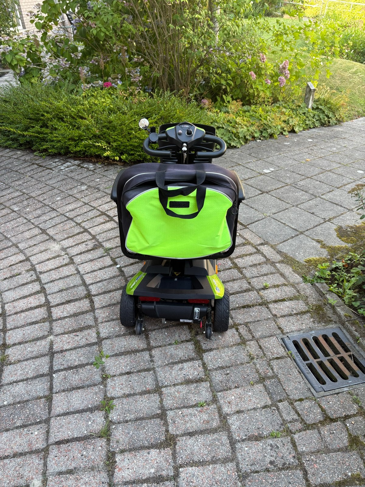 Te koop, hele mooie Colibri scootmobiel met tas, Diversen, Ophalen, Zo goed als nieuw, Invacare, 10 km/u of minder