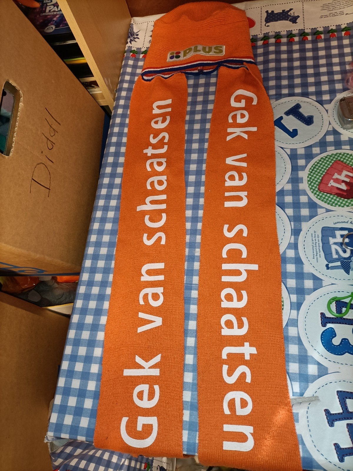 Oranje sjaal + muts Gek op schaatsen Plus Supermarkt, Ophalen of Verzenden, Zo goed als nieuw, Sjaal
