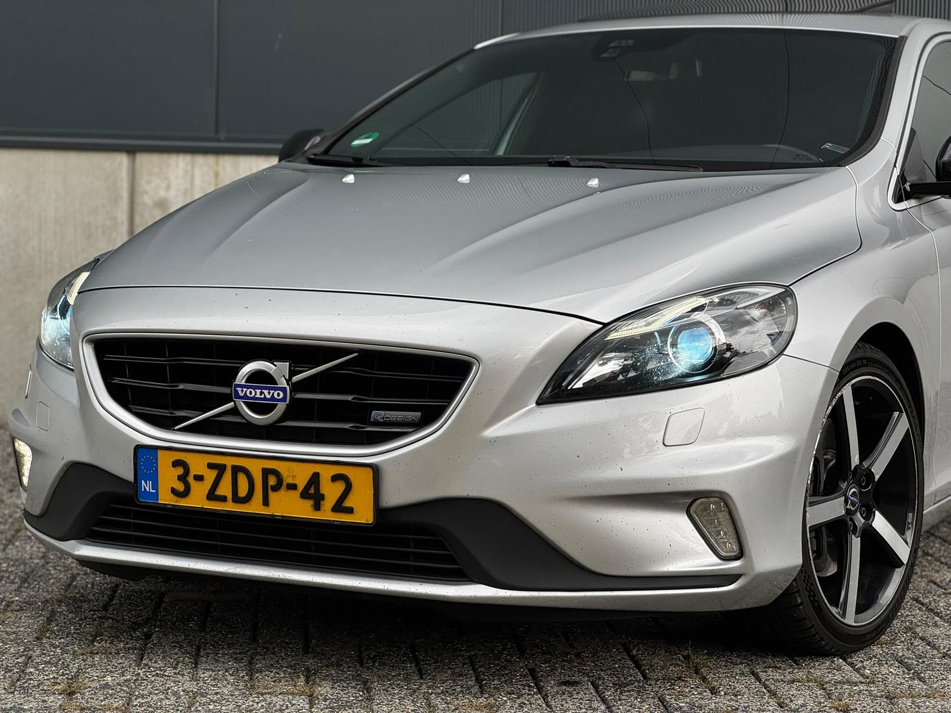 Volvo V40 2.0 D4 Summum Business|R-DESIGN|6BAK|SCHUIFDAK|XEN, Auto's, Gebruikt, Bedrijf, 30 km/l, 154 €/maand