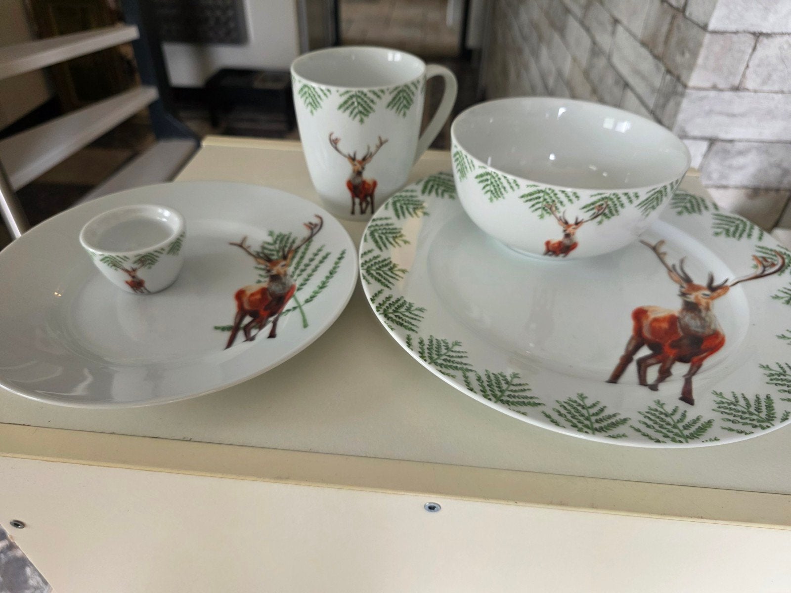 Kerstservies met hertenprint - 12persoons, Huis en Inrichting, Keuken | Servies, Keramiek, Ophalen of Verzenden, Zo goed als nieuw