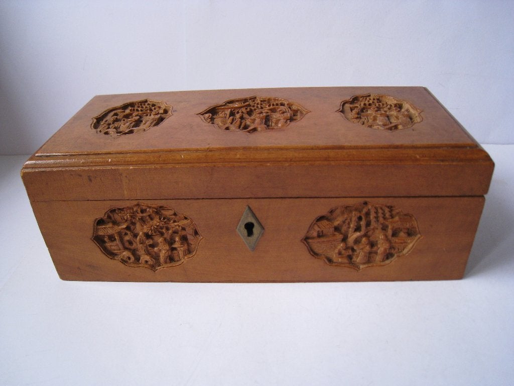 CHINEES KISTJE MET 9 UITGESTOKEN MEDAILLONS. ANTIEK, Hout, Verzenden, China, Houtsnijwerk