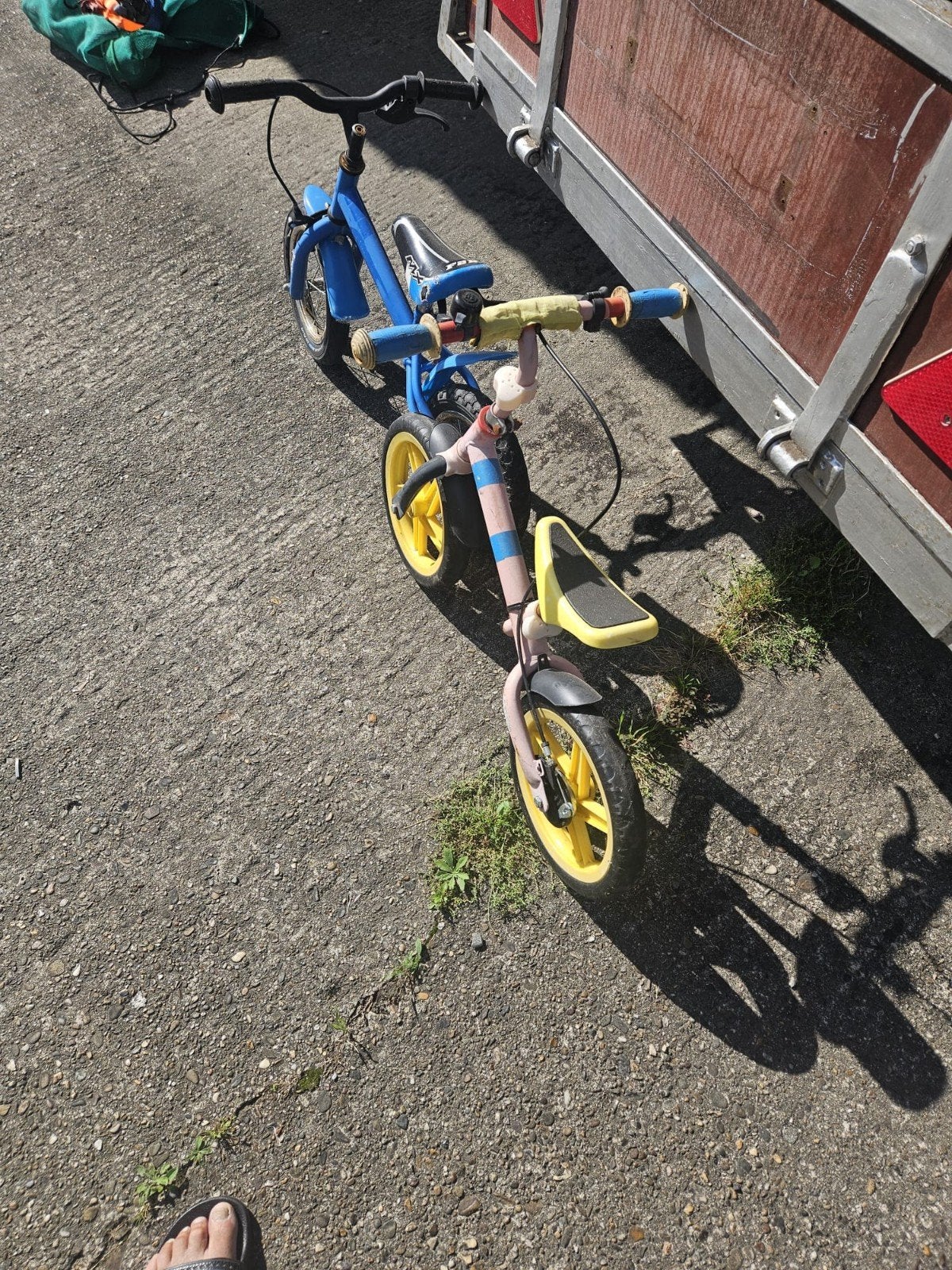 Kinderfietsjes: Blauwe fiets en Roze loopfiets, Zijwieltjes, Gebruikt, Ophalen of Verzenden, Minder dan 16 inch