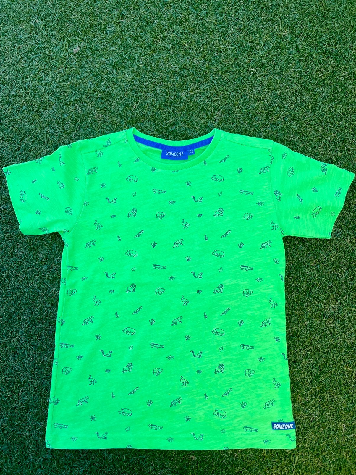TE KOOP: felgroen shirt met dierenprint Someone mt 128 ZGAN, Ophalen of Verzenden, Zo goed als nieuw, Jongen, Shirt of Longsleeve