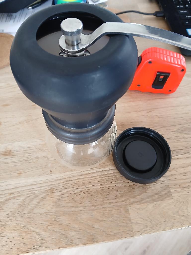 koffiemolen hario met pot en deksel Hario skerton, Witgoed en Apparatuur, Koffiemachine-accessoires, Ophalen of Verzenden