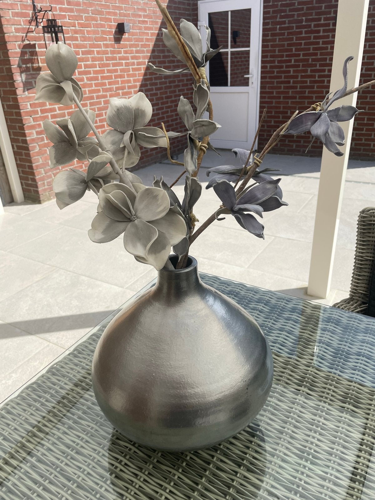 Stijlvolle zilverkleurige vaas met kunstbloemen, Huis en Inrichting, Woonaccessoires | Vazen, Ophalen, Inclusief decoratie, Zo goed als nieuw