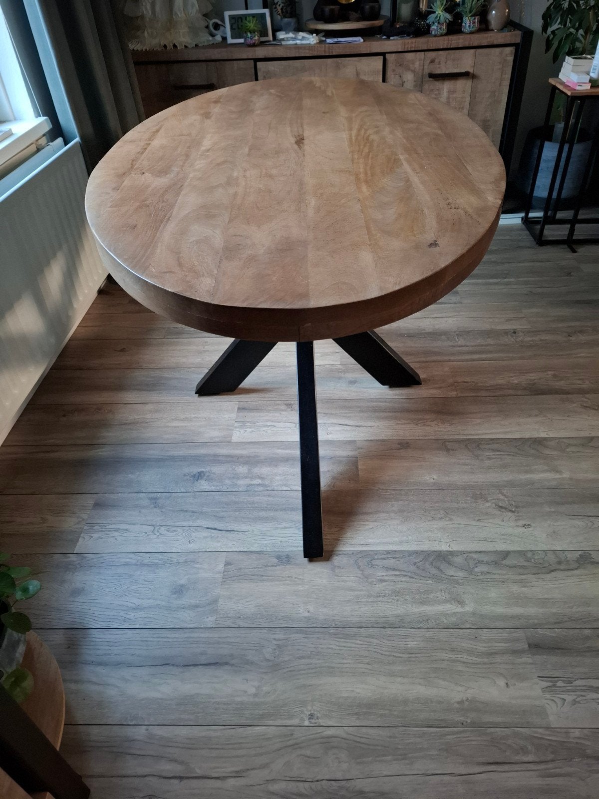 Ovale eettafel Silvares 160x90cm, mango hout, zwart onderst, Modern, Industrieel, 50 tot 100 cm, Zo goed als nieuw, 150 tot 200 cm