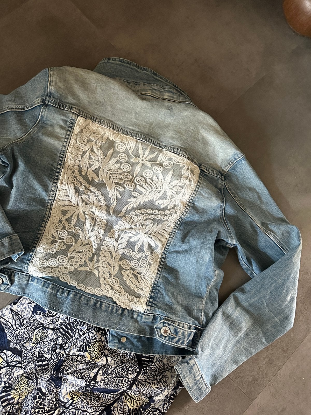 Jeans jasje IL DOLCE spijkerjasje achterkant kant M 38, Ophalen of Verzenden, Zo goed als nieuw, Maat 38/40 (M), Blauw