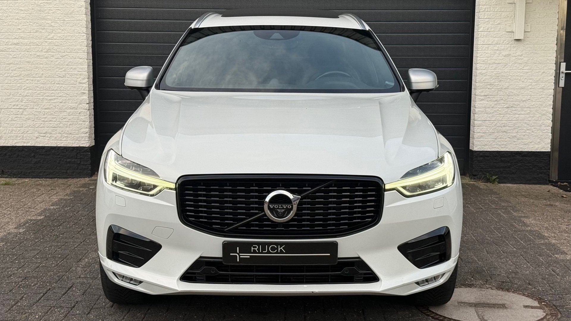 Volvo XC60 2.0 T6 AWD R-Design | Luchtvering | Pano | 360, Auto's, Gebruikt, 4 cilinders, 320 pk, Wit