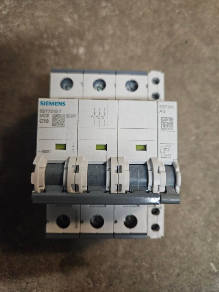 Siemens 5SY7310-7 MCB C10 en 5ST3010 Hulpcontact, Ophalen of Verzenden, Gebruikt, Schakelaar