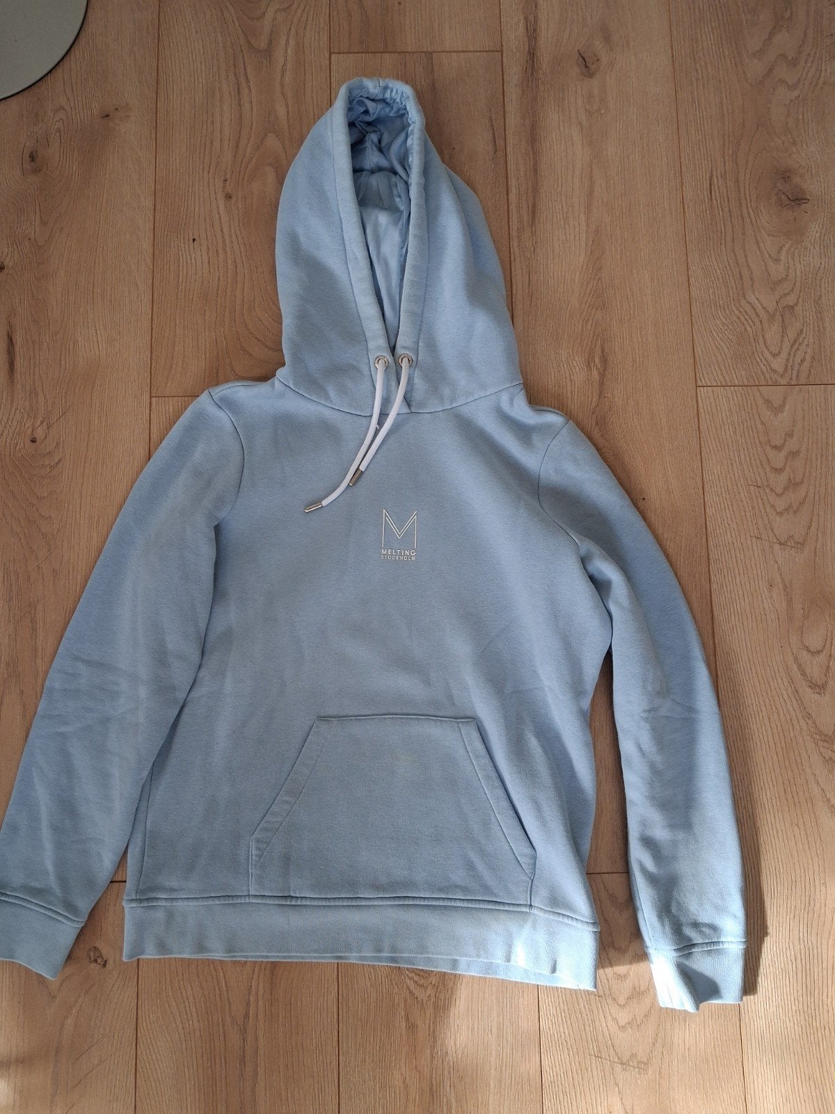 Melting Stockholm Hoodie - Lichtblauw - Maat M, Ophalen, Blauw, Zo goed als nieuw, Lange mouw