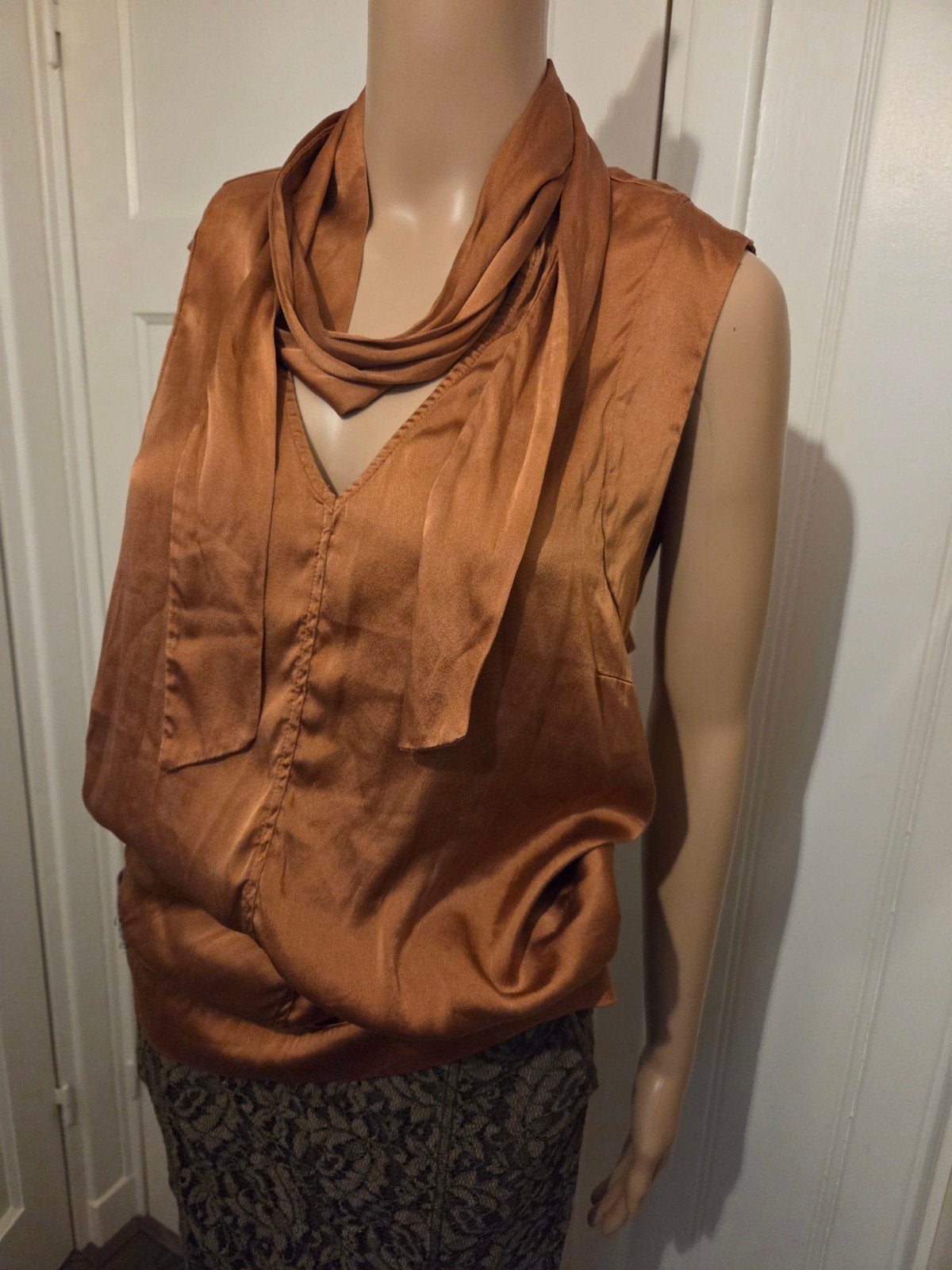 Manila Grace L zijde top roest bruin zonder mouw, Bruin, Maat 42/44 (L), Zonder mouw, Gedragen