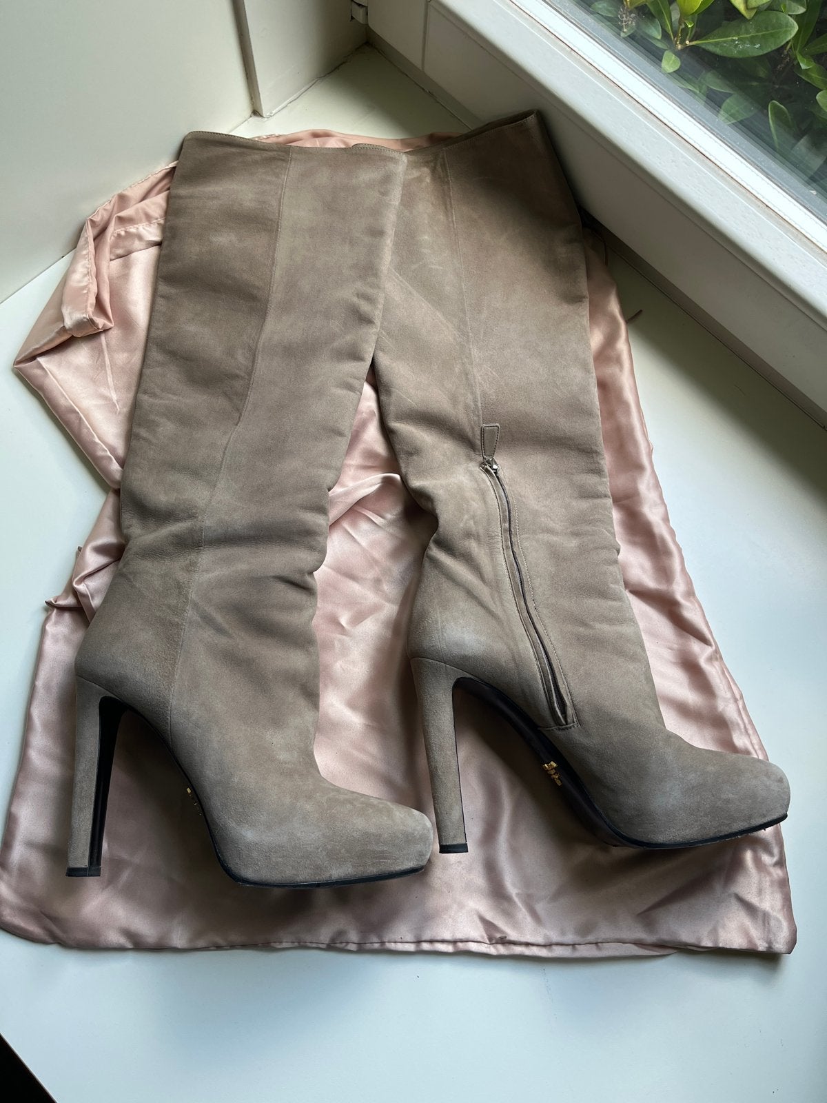 Prada suède hoge laarzen - Maat 38, Kleding | Dames, Schoenen, Verzenden, Gedragen, Overige kleuren, Hoge laarzen