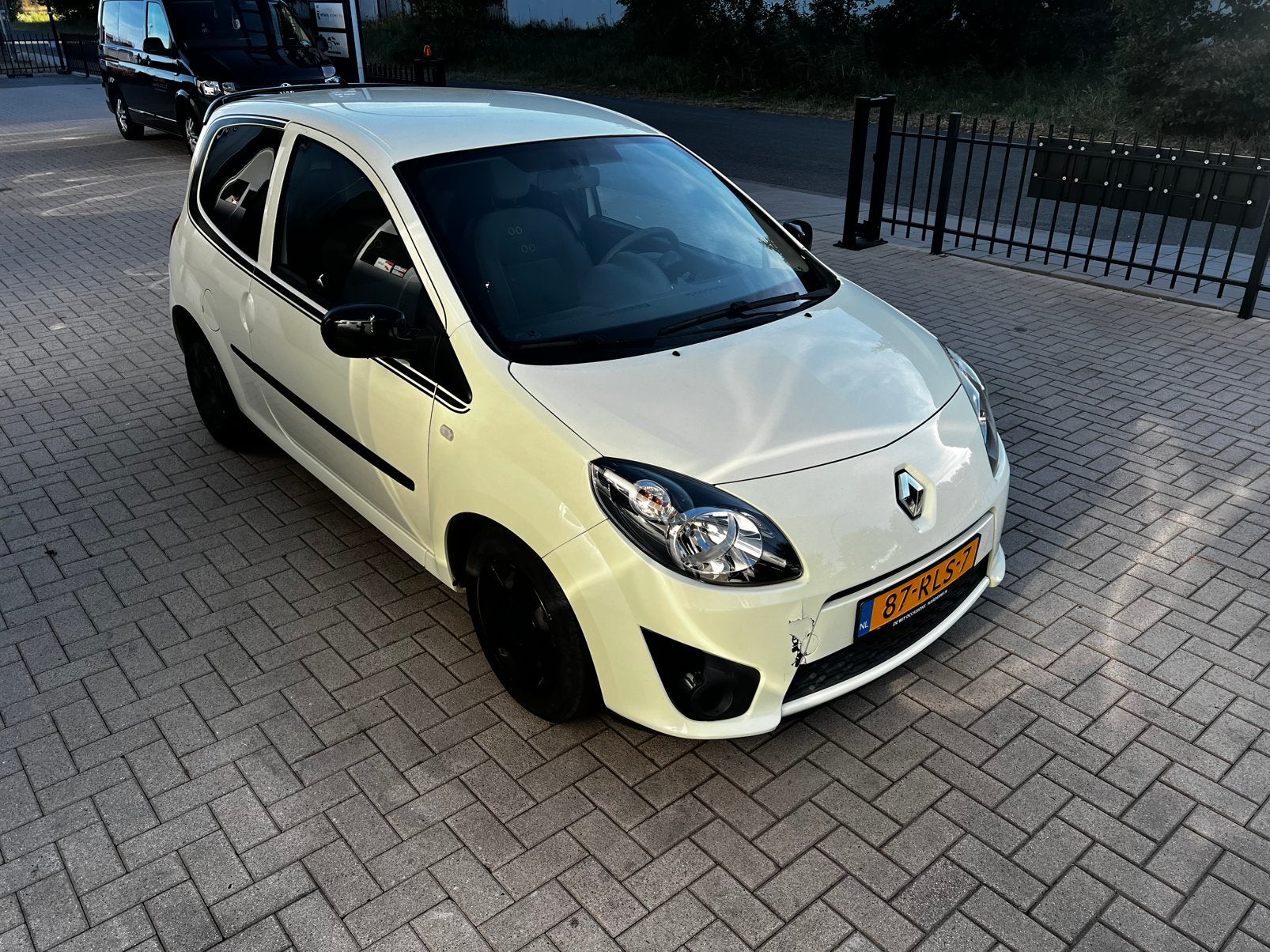 Renault Twingo 1.2 16V 2011 Geel, Auto's, Renault, 839 kg, Twingo, 74 pk, 4 cilinders