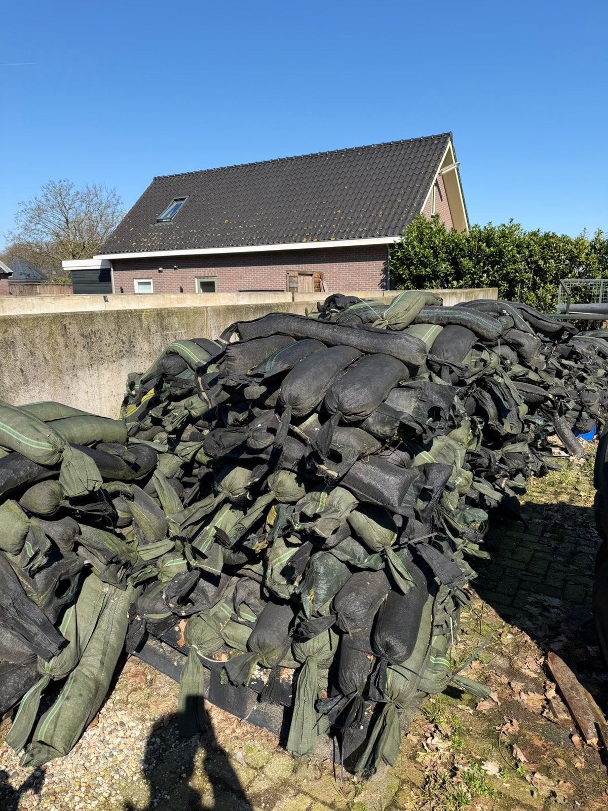 Grindzakjes voor kuil afdekken, Ophalen