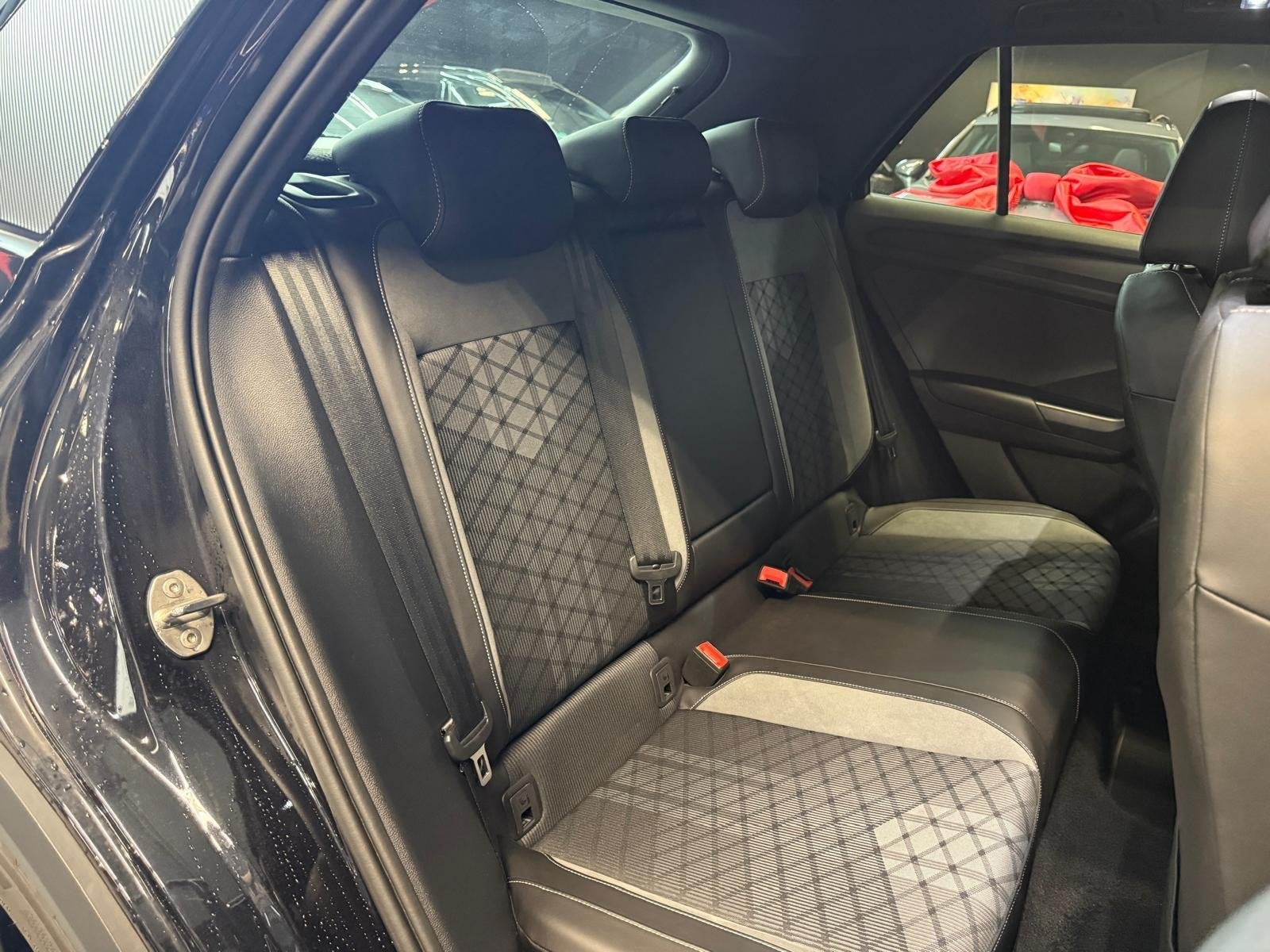 Volkswagen T-roc 1.5 TSI 3X R-Line|PANO|LANEASSIST|CAMERA|CA, 4 cilinders, Zwart, Bedrijf, SUV of Terreinwagen