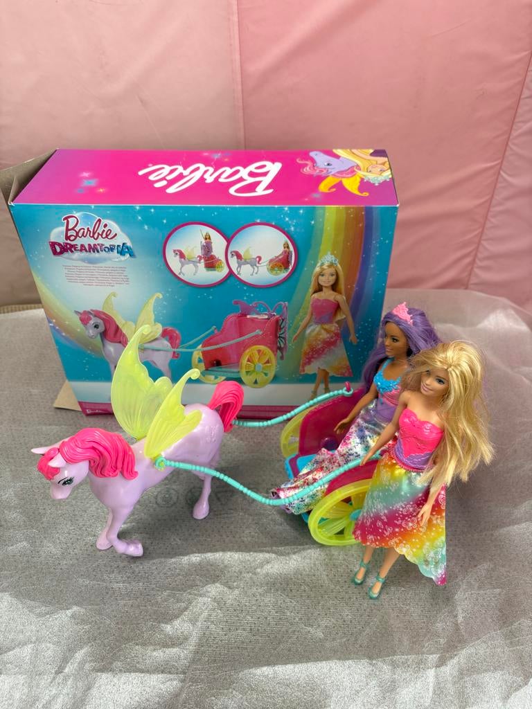 Barbie Dreamtopia Eenhoorn en Koets met 2 Barbiepoppen, Ophalen of Verzenden, Zo goed als nieuw, Barbie