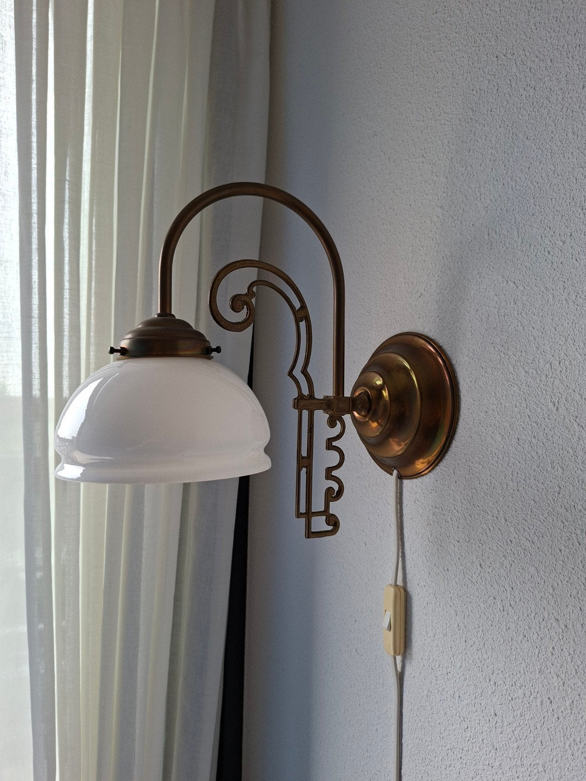 Klassieke bronzen wandlamp met opalen glazen kap, Overige fittingen, Ophalen of Verzenden, Wandlamp, Gebruikt