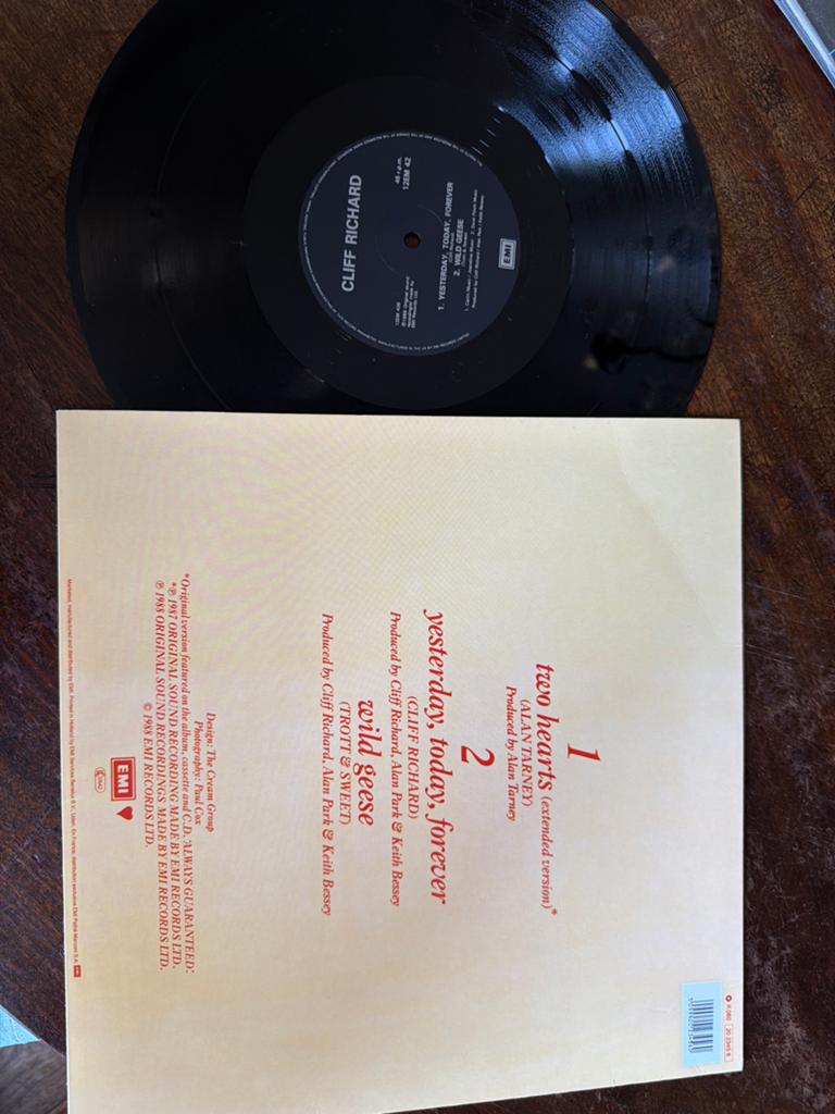 Cliff Richard - Two Hearts (12 inch Maxi-Single), Gebruikt, Originele persing, Maxi-single, 1980 - 1989