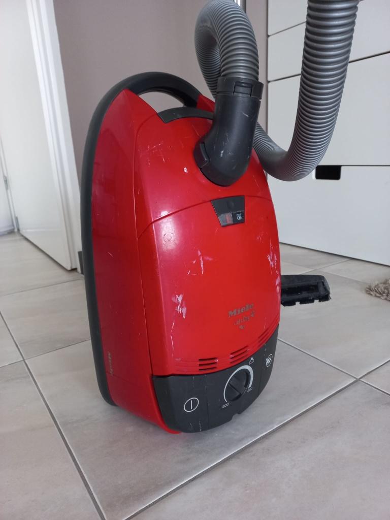 stofzuiger miele rood, Witgoed en Apparatuur, Stofzuigers, Ophalen, Gebruikt, Miele, 1200 tot 1600 watt