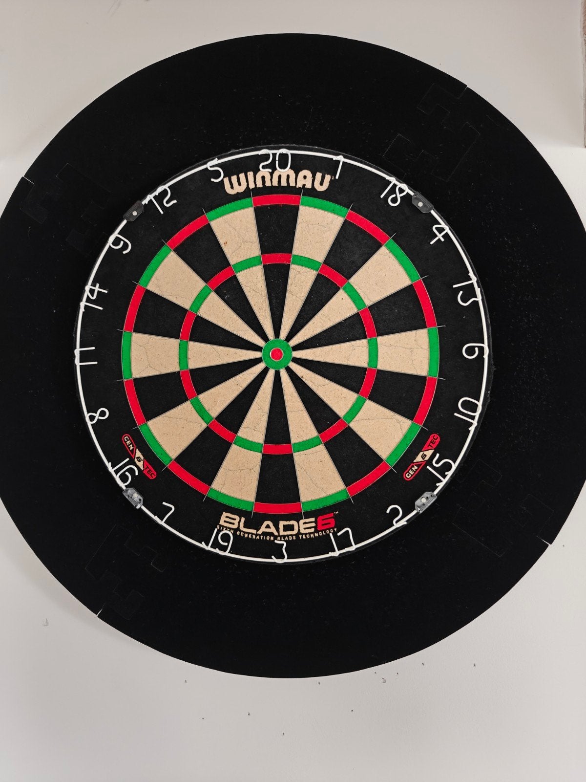 Winmau Blade 5 dartbord met surround en pijlen, Sport en Fitness, Darts, Ophalen of Verzenden, Zo goed als nieuw, Dartbord met pijlen