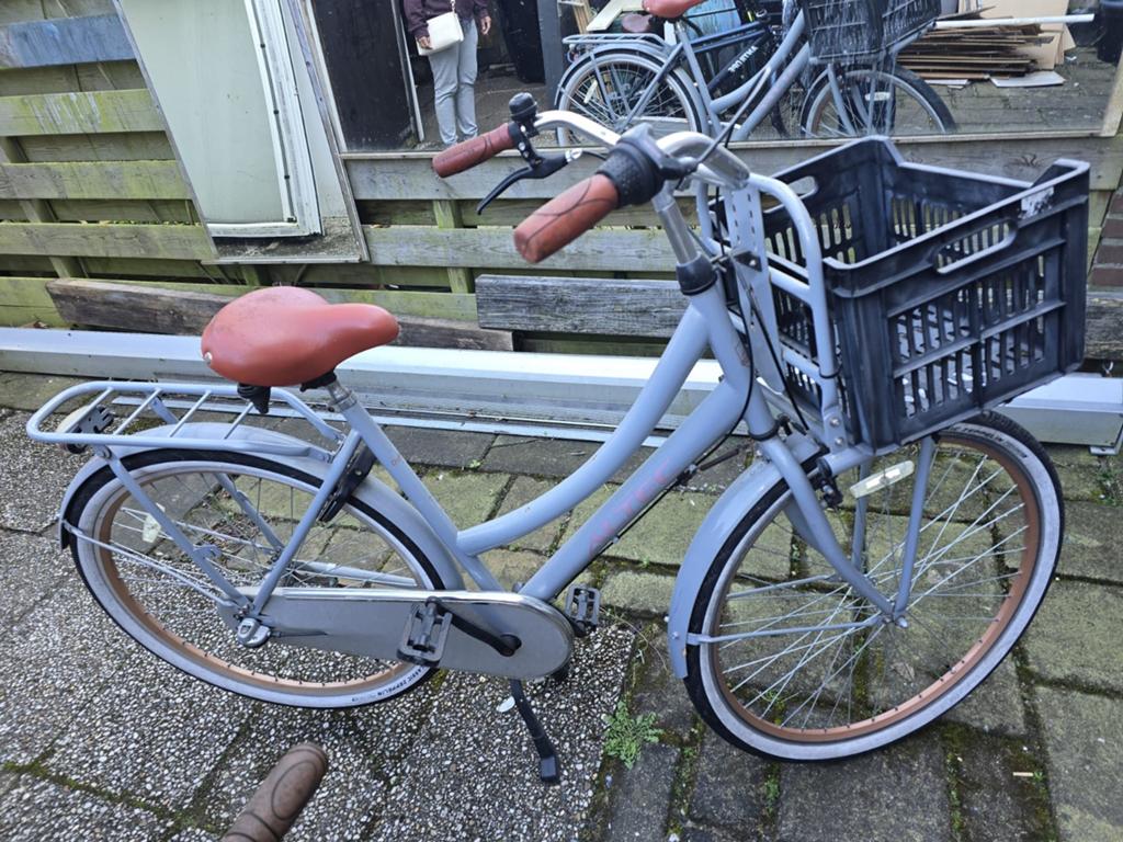 Nette lichtgrijze fiets met krat – moderne damesfiets, Fietsen en Brommers, Fietsen | Dames | Damesfietsen, Ophalen of Verzenden