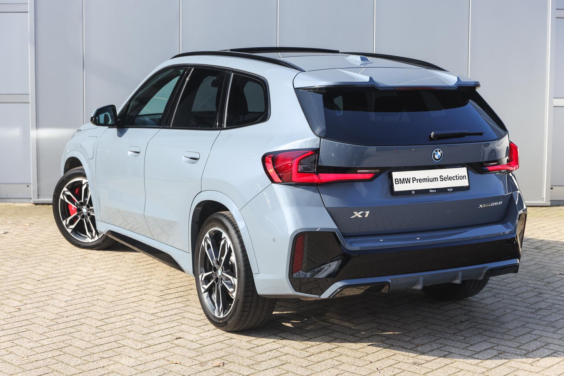 BMW X1 xDrive25e M Sport Automaat / Trekhaak / Panoramadak /, Gebruikt, Bedrijf, Hybride Elektrisch/Benzine, 3 cilinders
